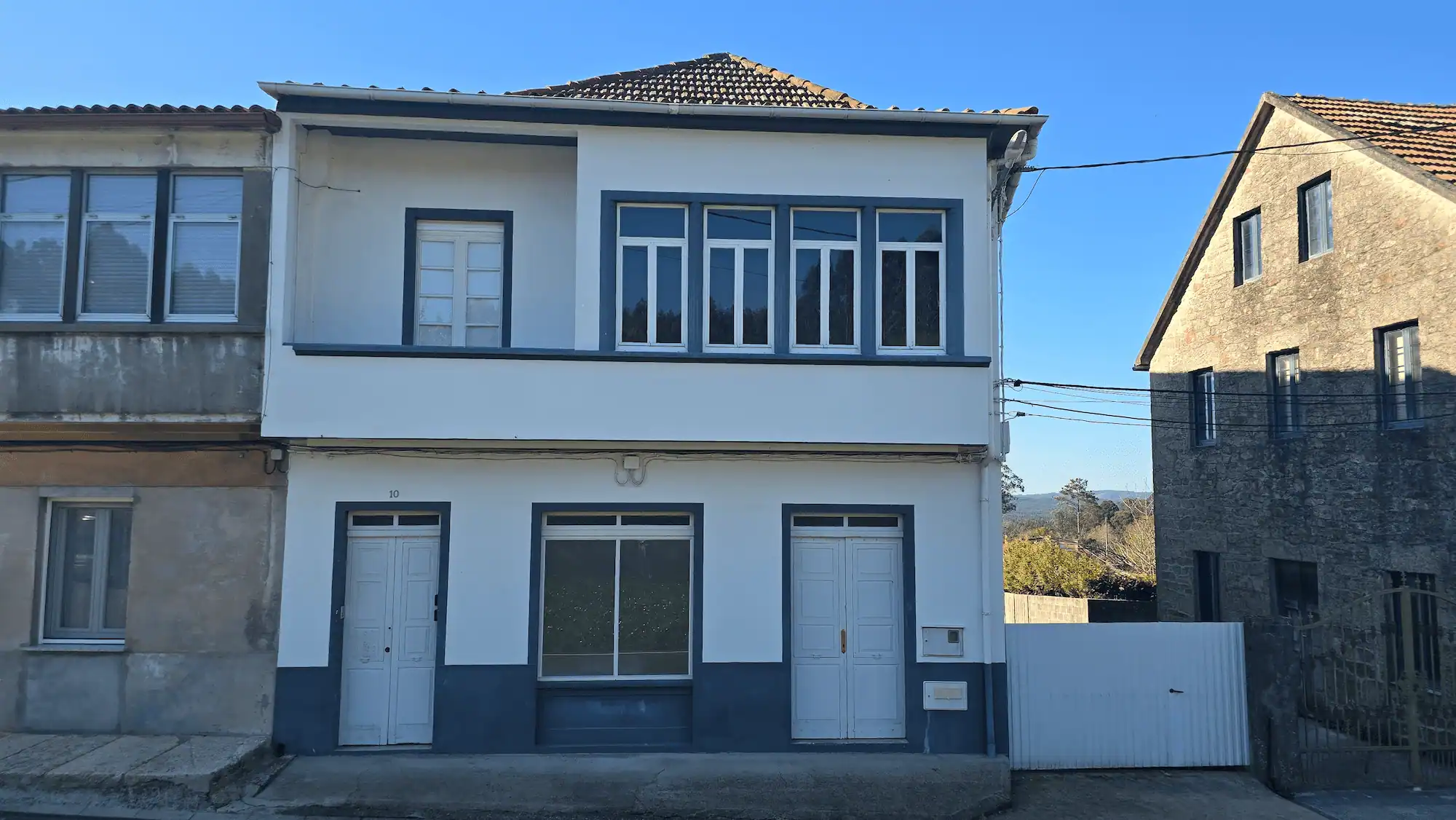 Vista frontal de la casa